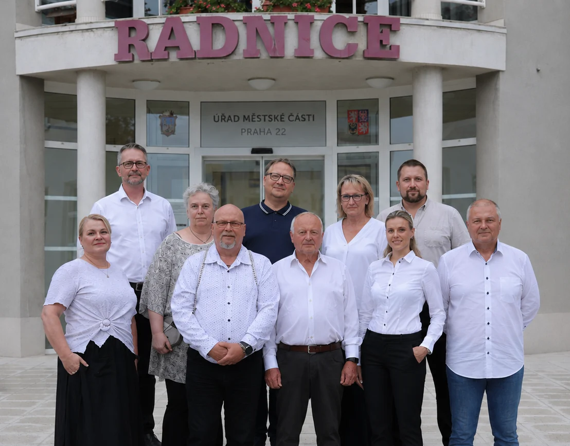 Kandidáti Naše 22 před radnicí Prahy 22